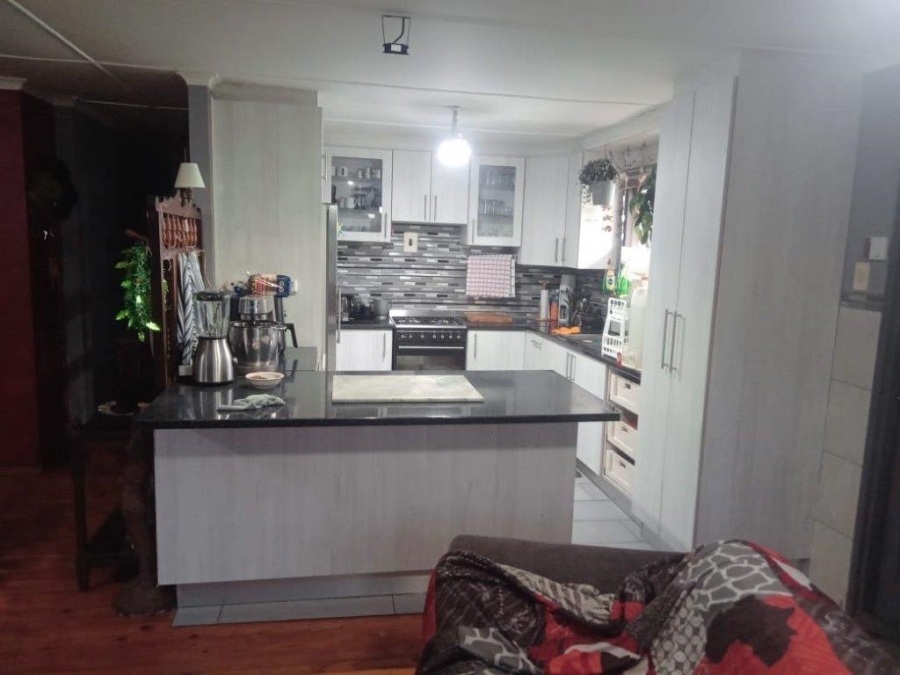 6 Bedroom Property for Sale in Paradise Beach Eastern Cape